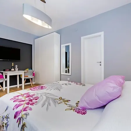 Studio 7195b